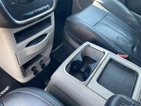 Used 2014 Chrysler Town & Country Touring image 18