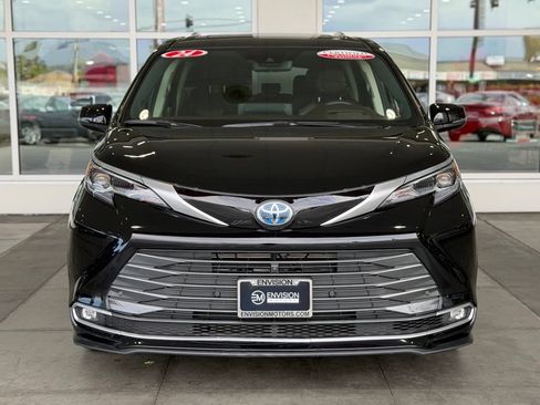 Certified 2024 Toyota Sienna Platinum w/ Protection Package (TMS) AWD/4WD image 5