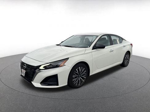 Used 2025 Nissan Altima 2.5 SV FWD image 3