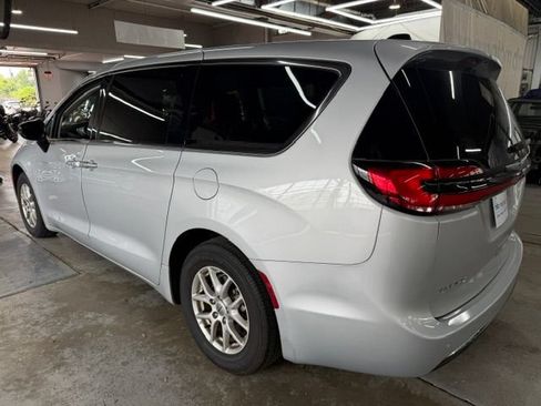 Used 2024 Chrysler Pacifica Touring-L FWD image 2