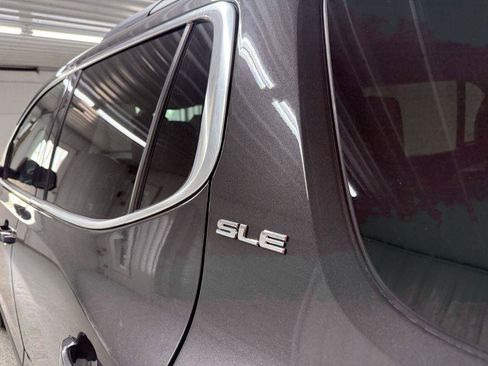 Used 2019 GMC Acadia SLE w/ LPO, Black Accent Package AWD/4WD image 9