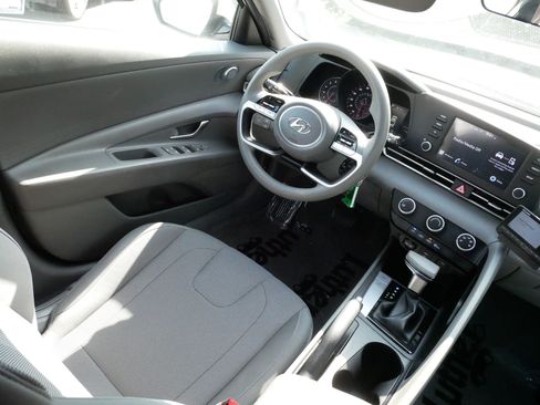 Used 2022 Hyundai Elantra SE FWD image 9