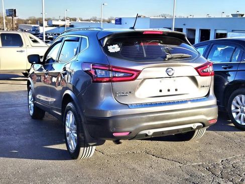 Used 2020 Nissan Rogue Sport SV image 2