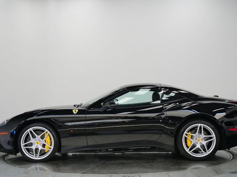 Used 2015 Ferrari California T RWD image 6