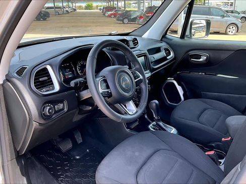 Used 2018 Jeep Renegade Latitude FWD image 16
