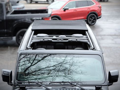 Used 2023 Jeep Wrangler Unlimited Sahara image 41