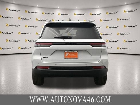 Used 2025 Jeep Grand Cherokee Altitude AWD/4WD image 7