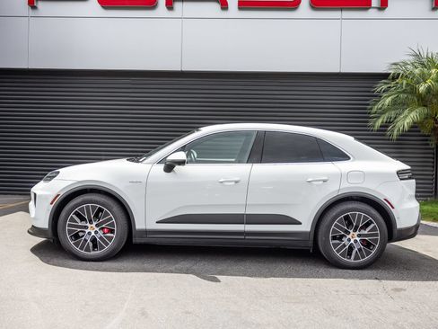 Certified 2025 Porsche Macan 4S Electric AWD/4WD image 2