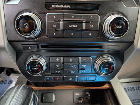Used 2015 Ford F150 Lariat w/ Equipment Group 502A Luxury AWD/4WD image 20