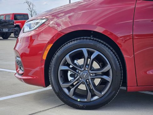 New 2026 Chrysler Pacifica Select image 11