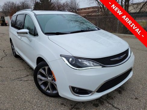 Used 2019 Chrysler Pacifica Limited w/ Tire & Wheel Group image 1