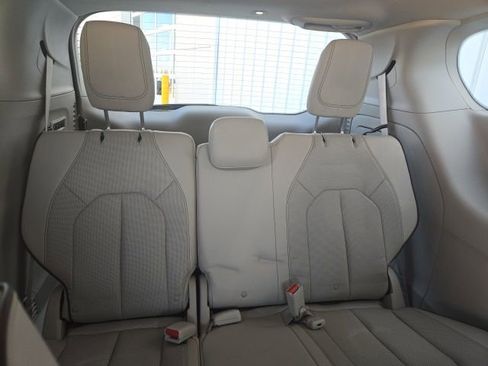 Used 2017 Chrysler Pacifica Limited w/ Advanced Safetytec Group FWD image 12