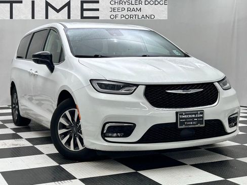 Used 2024 Chrysler Pacifica Limited FWD image 1