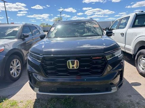 Used 2025 Honda Pilot TrailSport image 2