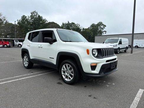 Used 2023 Jeep Renegade Latitude AWD/4WD image 4