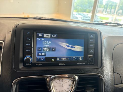 Used 2012 Chrysler Town & Country Touring w/ Entertainment Group #1 FWD image 21