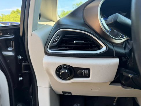 Used 2020 Chrysler Voyager L FWD image 22