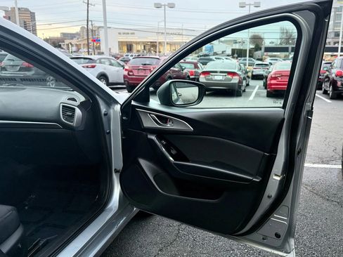 Used 2018 MAZDA MAZDA3 Sport image 32