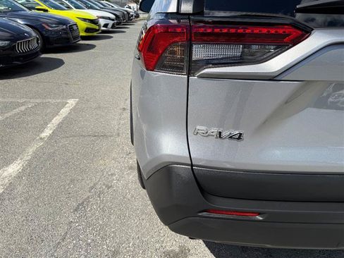 Used 2021 Toyota RAV4 LE AWD/4WD image 22