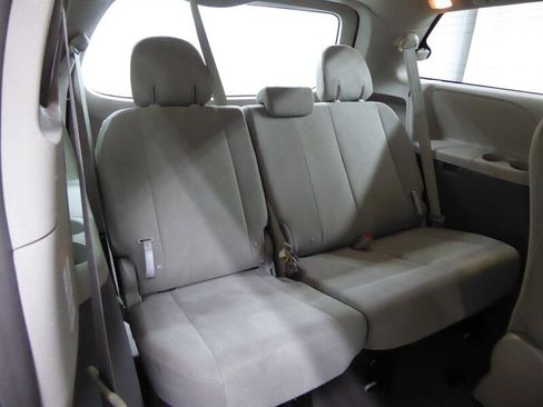 Used 2016 Toyota Sienna L image 27