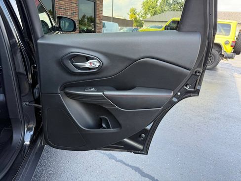 Used 2015 Jeep Cherokee Trailhawk w/ Comfort/Convenience Group AWD/4WD image 22