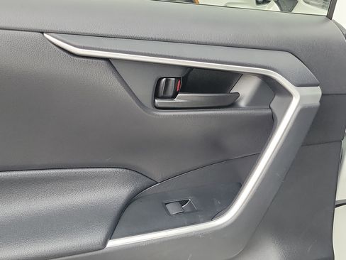 Used 2020 Toyota RAV4 LE FWD image 17