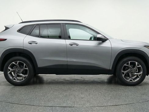 Used 2025 Chevrolet Trax LT FWD image 11