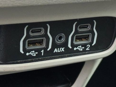Used 2024 Chrysler Voyager LX FWD image 18