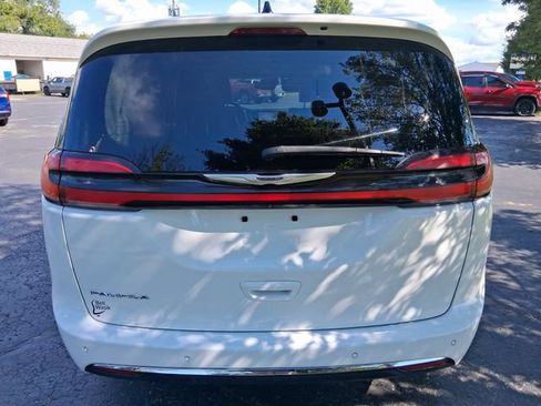 Used 2024 Chrysler Pacifica Touring-L FWD image 4