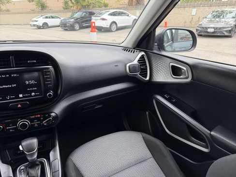 Used 2025 Kia Soul LX w/ LX Technology Package FWD image 33