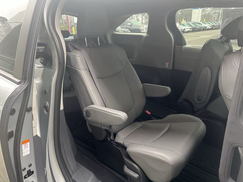 Used 2022 Toyota Sienna XLE AWD/4WD image 21