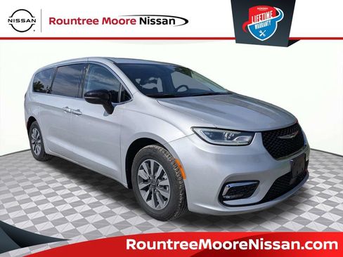 Used 2024 Chrysler Pacifica Limited FWD image 1