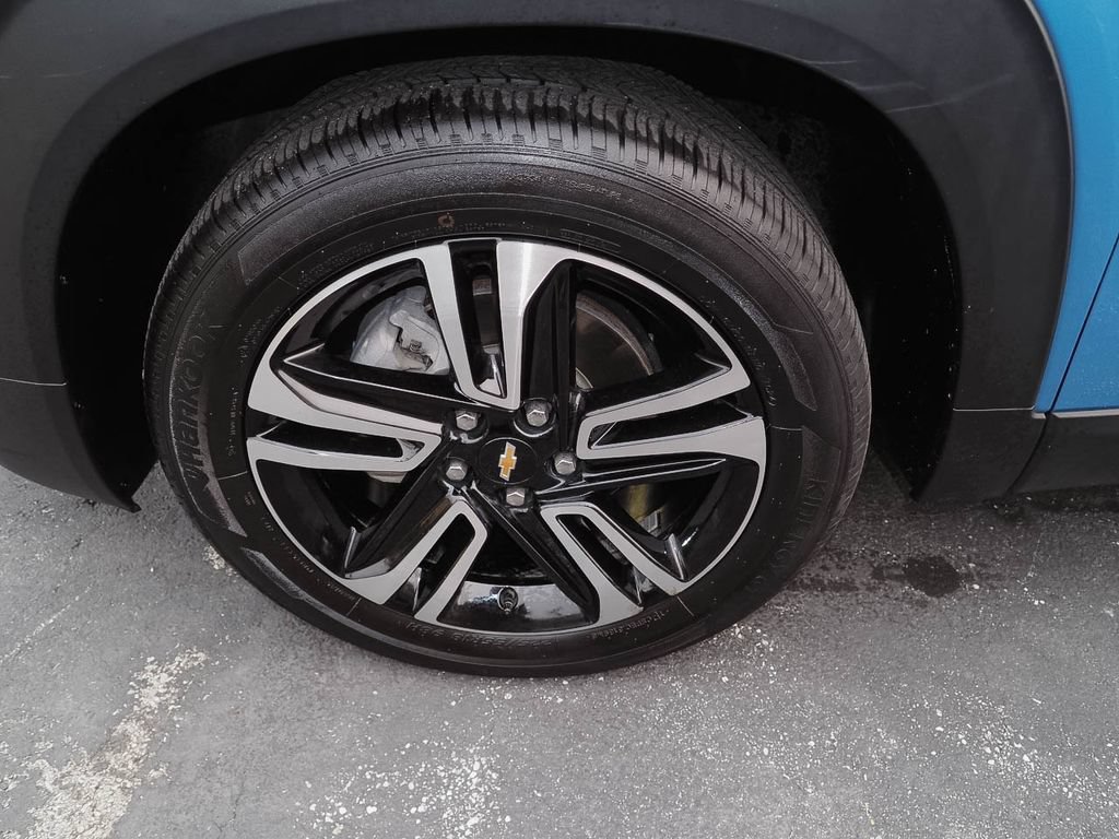 Used 2025 Chevrolet TrailBlazer LT w/ LT Cold Weather Package FWD image 32