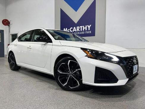 Used 2023 Nissan Altima 2.5 SR FWD image 2