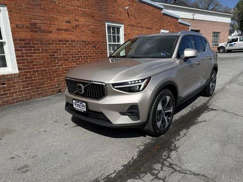 Used 2024 Volvo XC40 B5 Plus AWD/4WD image 2