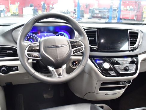 Used 2025 Chrysler Pacifica Select FWD image 8