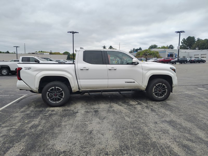 Used 2024 Toyota Tacoma TRD Sport AWD/4WD image 4