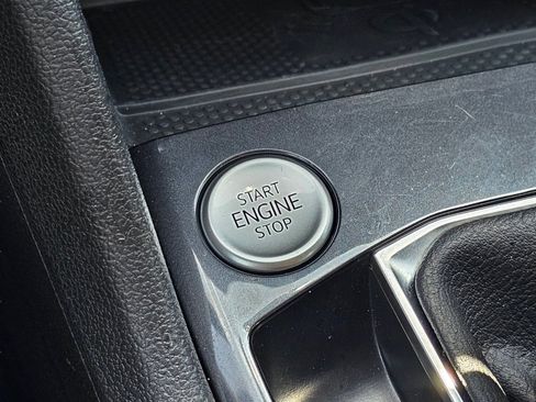 Used 2024 Volkswagen Tiguan SE image 11