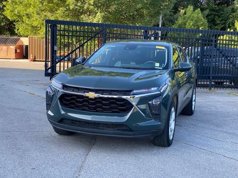 Used 2025 Chevrolet Trax LS w/ LS Convenience Package FWD image 3