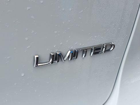 Used 2019 Chrysler Pacifica Limited w/ Tire & Wheel Group image 8