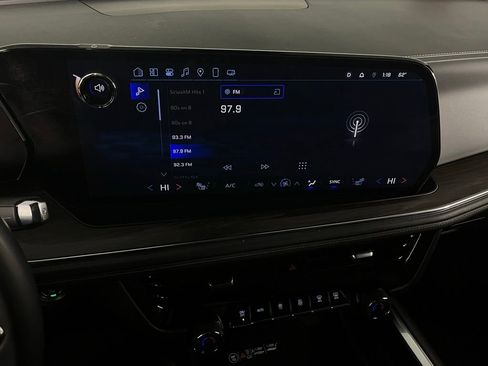 Used 2025 Chevrolet Suburban Z71 image 19