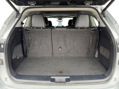 Used 2023 Toyota Highlander L image 17