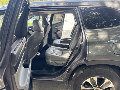 Used 2021 Toyota Highlander XLE AWD/4WD image 18