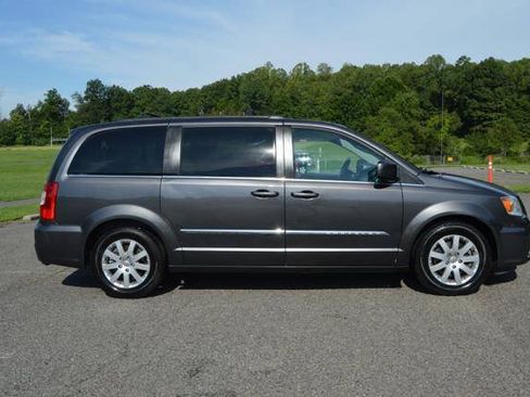 Used 2015 Chrysler Town & Country Touring FWD image 5