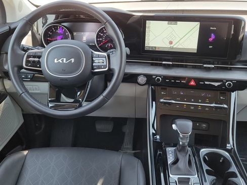 Used 2024 Kia Carnival EX FWD image 13