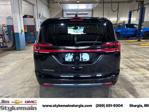 Used 2024 Chrysler Pacifica Touring-L FWD image 8