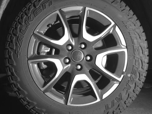 Used 2025 Jeep Compass Trailhawk image 12