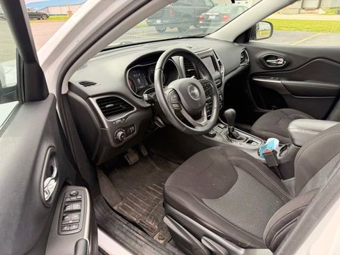 Used 2019 Jeep Cherokee Latitude w/ Cold Weather Group AWD/4WD image 6