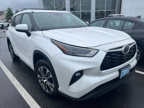 Used 2025 Toyota Highlander XLE AWD/4WD image 1