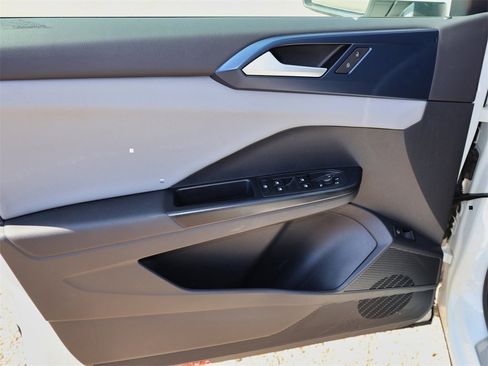 Certified 2022 Volkswagen Taos SE image 13